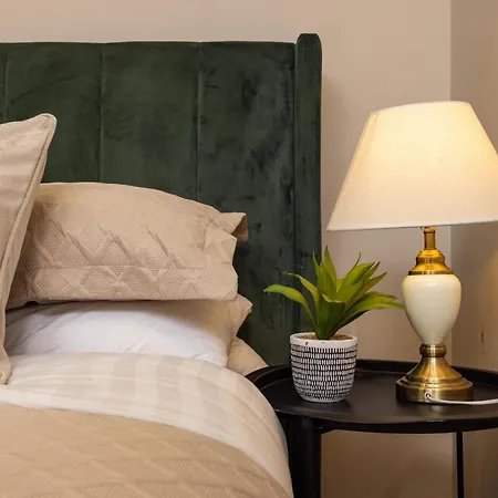 Heart Of Gem 2 Bed 2 Bathroom Apartment *