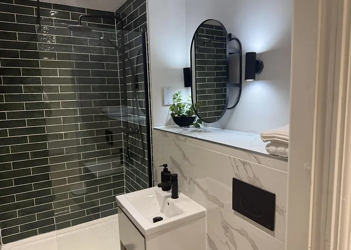 Heart Of Gem 2 Bed 2 Bathroom Apartment